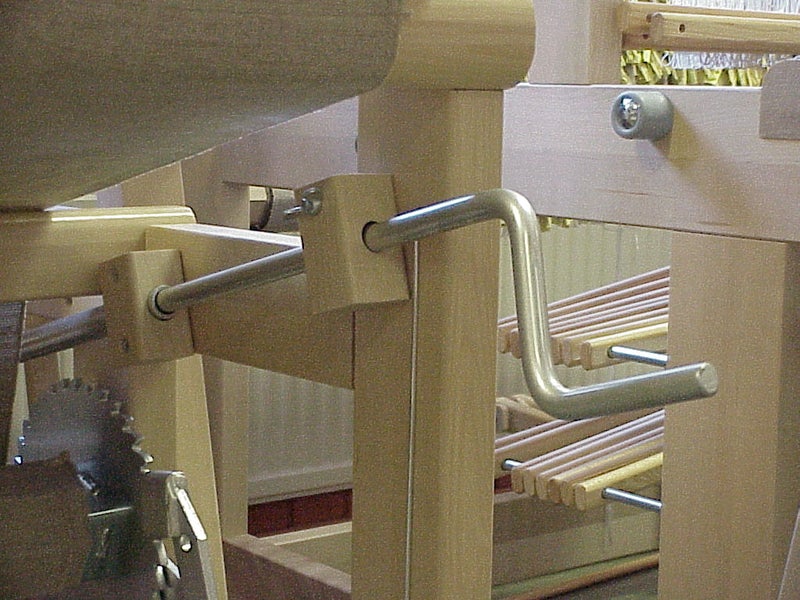 Cog wheel device for warp release